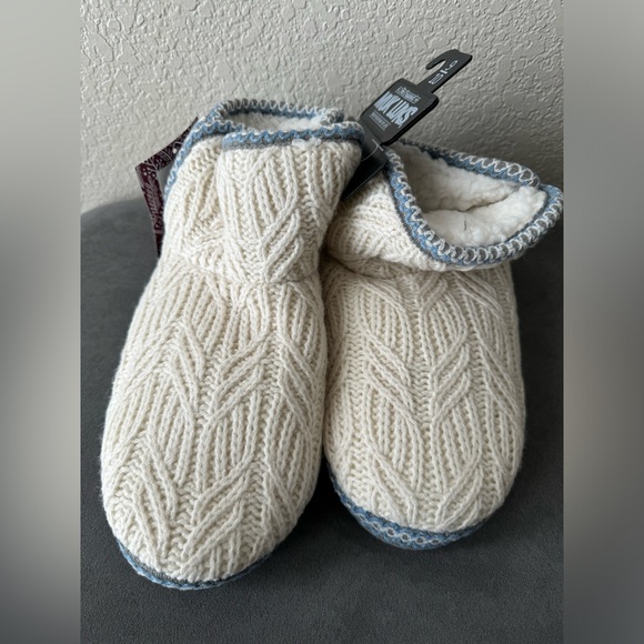 MUK LUKS Women’s Light Blue and White Slipper Booties Size 9-10 NWT - Picture 3 of 7